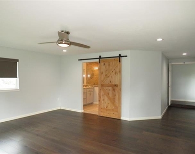 1026 Thomas Street - Photo Thumbnail 17