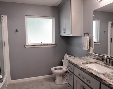 1026 Thomas Street - Photo Thumbnail 14