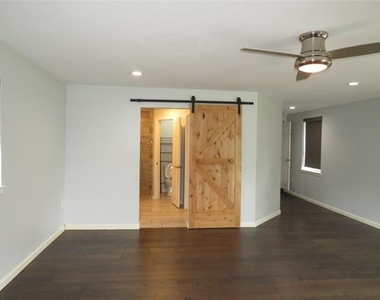 1026 Thomas Street - Photo Thumbnail 18
