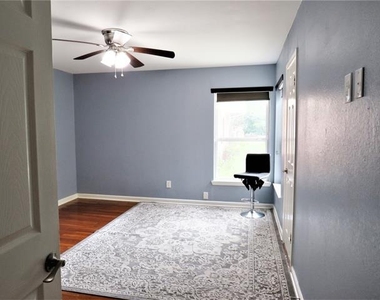 1026 Thomas Street - Photo Thumbnail 8