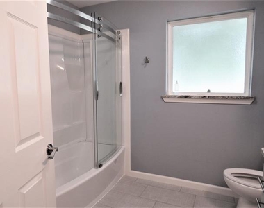 1026 Thomas Street - Photo Thumbnail 12