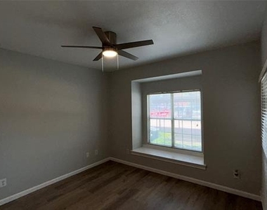 3611 W Northgate Drive - Photo Thumbnail 8