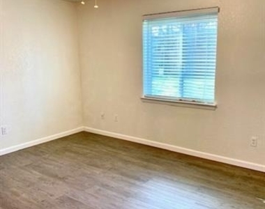 109 Wildwood Court - Photo Thumbnail 2