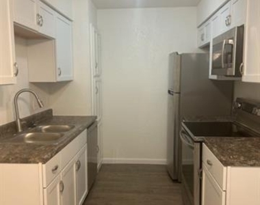 109 Wildwood Court - Photo Thumbnail 3