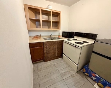 2303 Deer Path Drive - Photo Thumbnail 14