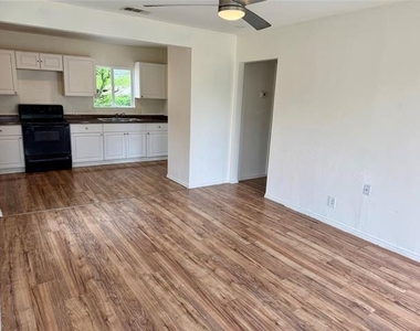 2303 Deer Path Drive - Photo Thumbnail 5