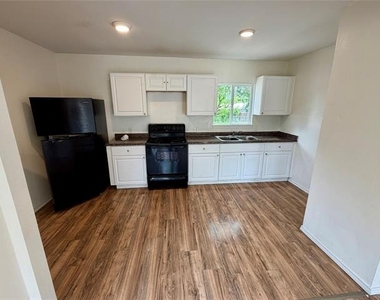 2303 Deer Path Drive - Photo Thumbnail 7