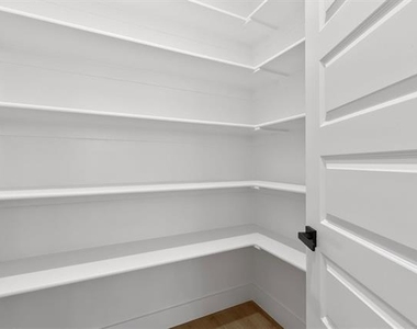 723 W 10th Street - Photo Thumbnail 7