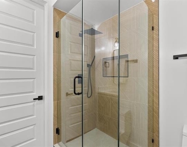 723 W 10th Street - Photo Thumbnail 22
