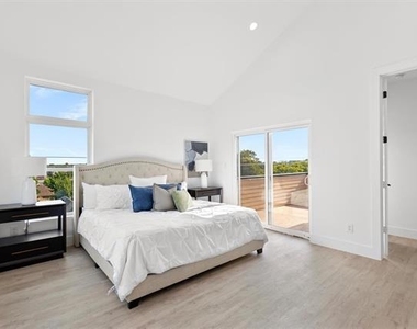 723 W 10th Street - Photo Thumbnail 27