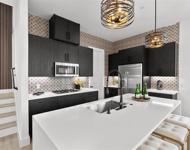 723 W 10th Street - Photo Thumbnail 5