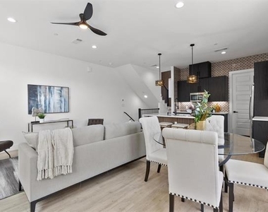 723 W 10th Street - Photo Thumbnail 12
