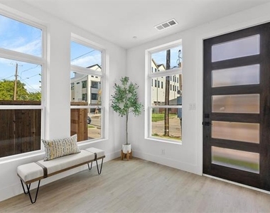 723 W 10th Street - Photo Thumbnail 2