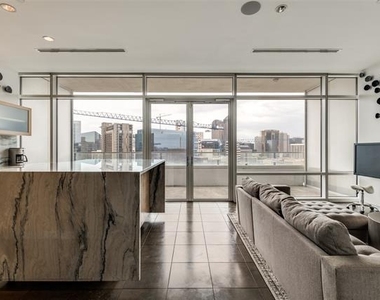2430 Victory Park Lane - Photo Thumbnail 9