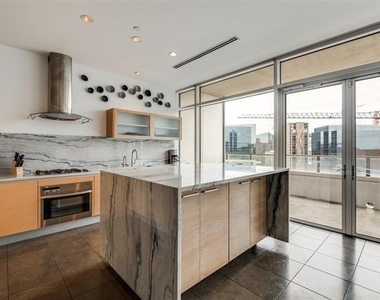 2430 Victory Park Lane - Photo Thumbnail 10