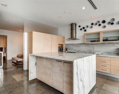 2430 Victory Park Lane - Photo Thumbnail 12