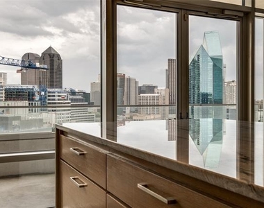 2430 Victory Park Lane - Photo Thumbnail 14