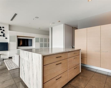 2430 Victory Park Lane - Photo Thumbnail 13