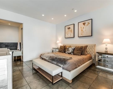 2430 Victory Park Lane - Photo Thumbnail 15