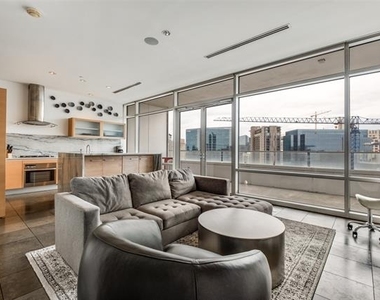 2430 Victory Park Lane - Photo Thumbnail 3