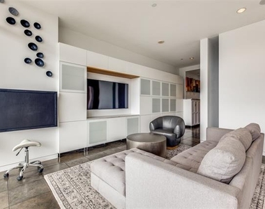 2430 Victory Park Lane - Photo Thumbnail 5