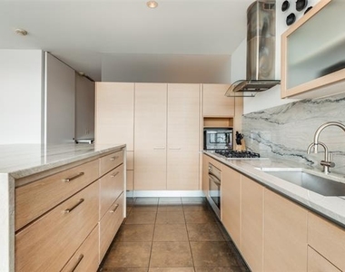 2430 Victory Park Lane - Photo Thumbnail 1