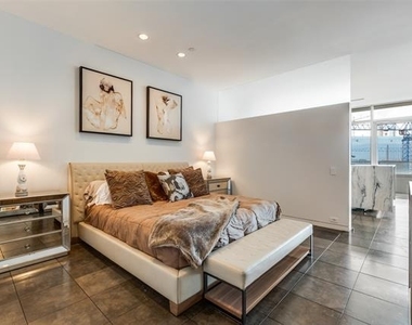 2430 Victory Park Lane - Photo Thumbnail 16