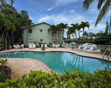 2607 Ne 8th Avenue - Photo Thumbnail 3