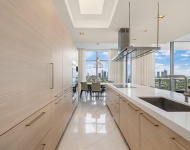 17301 Biscayne Boulevard - Photo Thumbnail 10