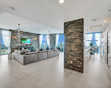 17301 Biscayne Boulevard - Photo Thumbnail 6