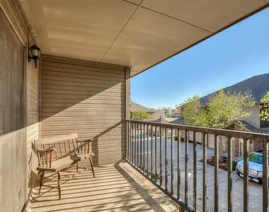 6162 N Brookline Avenue - Photo Thumbnail 5