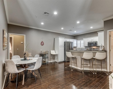 6162 N Brookline Avenue - Photo Thumbnail 9