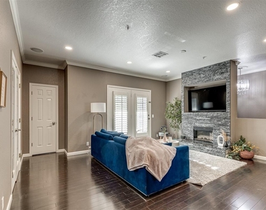 6162 N Brookline Avenue - Photo Thumbnail 3
