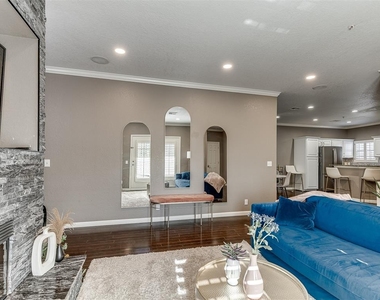 6162 N Brookline Avenue - Photo Thumbnail 8