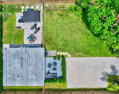 201 Se 7th Street - Photo Thumbnail 2