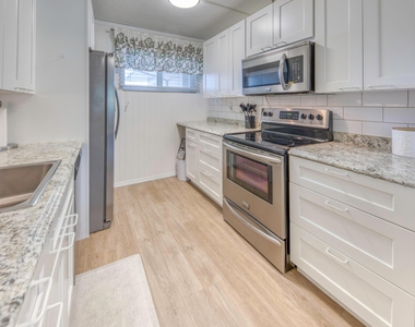 2566 Garden Drive S - Photo Thumbnail 3