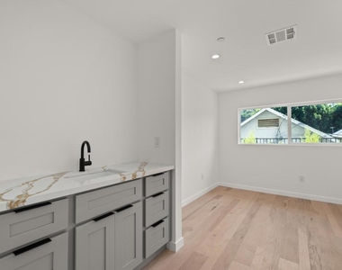3564 N Eagle Rock Boulevard - Photo Thumbnail 12