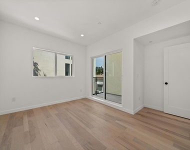 3564 N Eagle Rock Boulevard - Photo Thumbnail 23