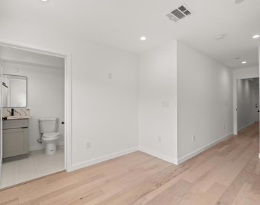 3564 N Eagle Rock Boulevard - Photo Thumbnail 9