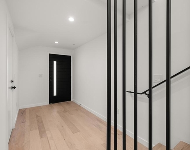 3564 N Eagle Rock Boulevard - Photo Thumbnail 8