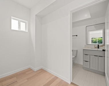 3564 N Eagle Rock Boulevard - Photo Thumbnail 18