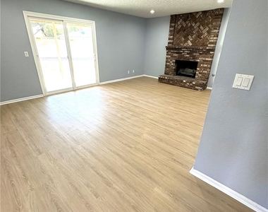 504 Heyer Street - Photo Thumbnail 3