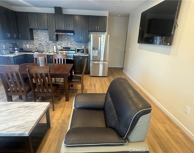 14134 Califa St - Photo Thumbnail 2