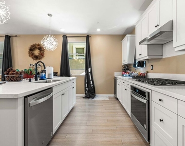 720 Grace Avenue - Photo Thumbnail 9