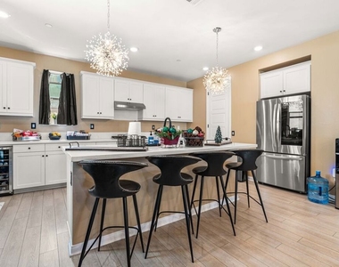 720 Grace Avenue - Photo Thumbnail 10