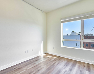 345 S Gramercy Place - Photo Thumbnail 9