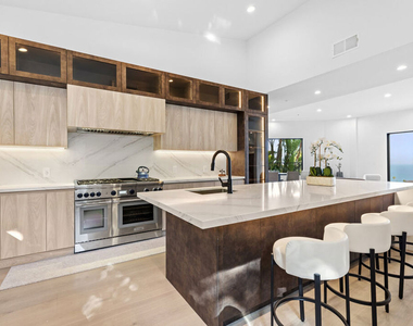 6380 Meadows Court - Photo Thumbnail 14