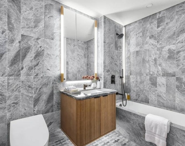 499 Ninth Avenue - Photo Thumbnail 3