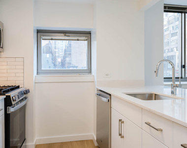 400 West 37th St - Photo Thumbnail 3