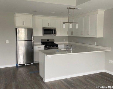 221 Eastview Drive - Photo Thumbnail 3